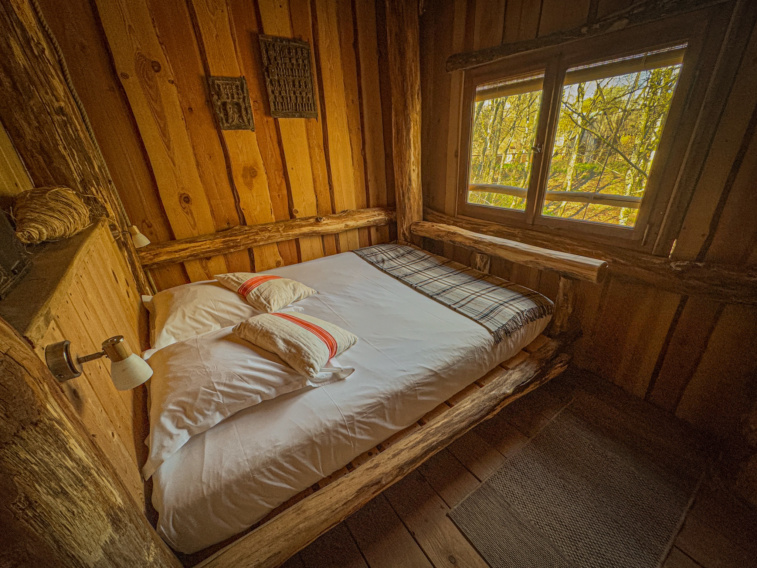 Chambre avec un lit double