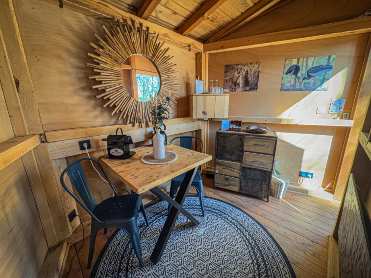 salle à manger, une table et deux chaises