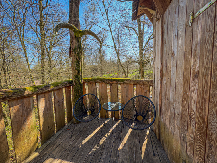 terrasse de la cabane avec deux chaises