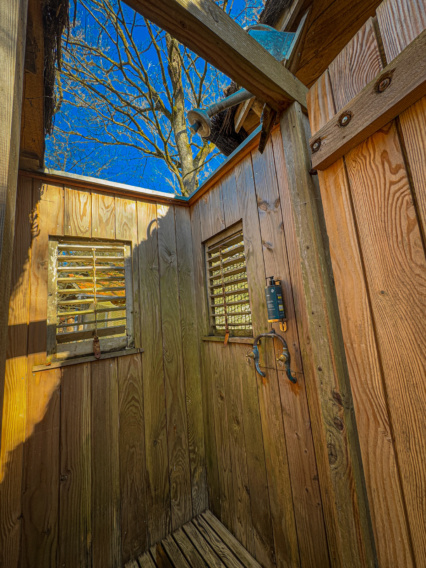 Douche extérieur de la cabane