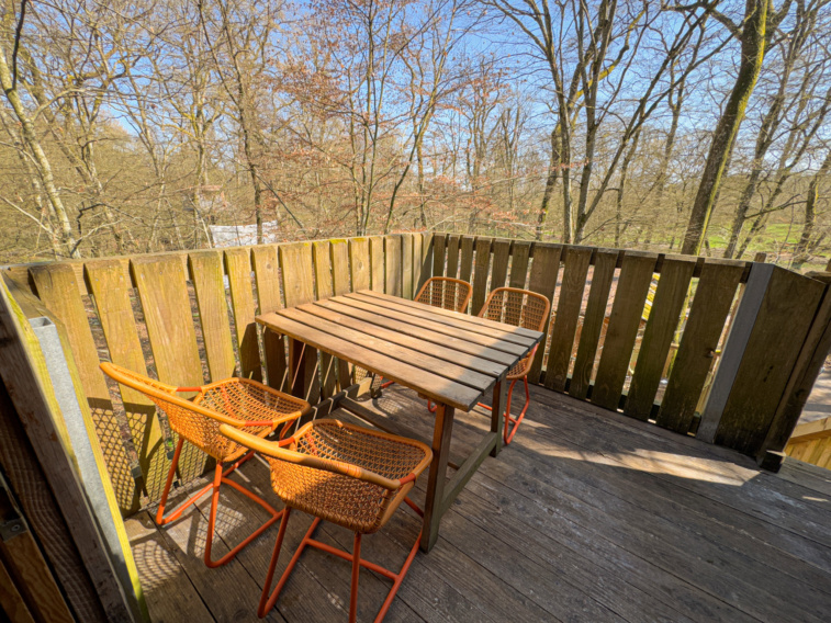 table et chaises extérieures sur la terrasse