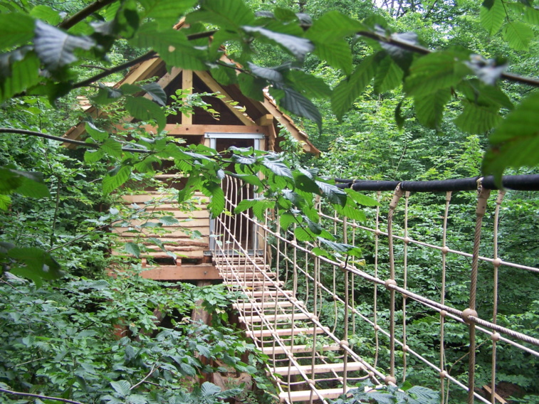 Pont suspendu entre les cabanes